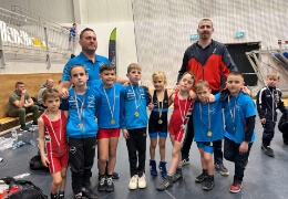 Belehúztak a birkózók