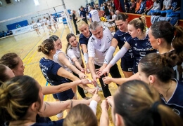 Magabiztos siker a döntő első meccsén