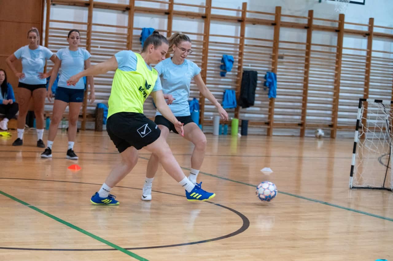 Nincs teher a futsalos lányokon